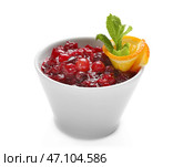 Чаша с вкусным клюквенным соусом, апельсином и мятой на белом фоне. Стоковое фото, фотограф Pixel_shot / Фотобанк Лори