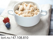 Вкусная овсяная каша в супнице на столе. Стоковое фото, фотограф Pixel_shot / Фотобанк Лори