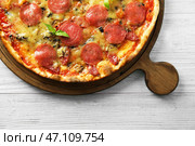 Вкусная пицца пепперони на деревянной доске. Стоковое фото, фотограф Pixel_shot / Фотобанк Лори