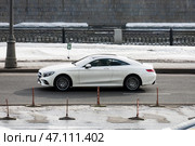White automobile Mercedes-Benz S-Class c217 moving on the street. Редакционное фото, фотограф Константин Григорьев / Фотобанк Лори