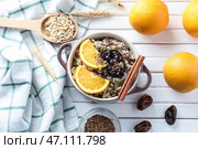 Супница с вкусной овсянкой на белом фоне деревянные. Стоковое фото, фотограф Pixel_shot / Фотобанк Лори