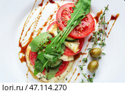 Вкусный салат на тарелке, крупным планом. Стоковое фото, фотограф Pixel_shot / Фотобанк Лори