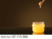 Баночка и ковш с вкусным медом на цветном фоне. Стоковое фото, фотограф Pixel_shot / Фотобанк Лори