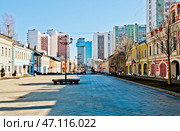 Школьная улица. Солнечно. Ранняя весна. Москва. Россия. Редакционное фото, фотограф E. O. / Фотобанк Лори