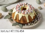 Тарелка с вкусным куличом, яйцами и цветами гипсофилы на светлом столе. Стоковое фото, фотограф Pixel_shot / Фотобанк Лори