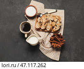 Доска с вкусным печеньем бискотти, чашкой кофе и корицей на черном гранж-фоне. Стоковое фото, фотограф Pixel_shot / Фотобанк Лори