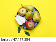 Тарелка со свежими грушами и яблоками на цветном фоне. Стоковое фото, фотограф Pixel_shot / Фотобанк Лори