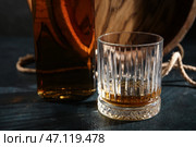 Стакан и бутылка вкусного виски на темном фоне. Стоковое фото, фотограф Pixel_shot / Фотобанк Лори