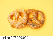 Вкусные крендельки на желтом фоне. Стоковое фото, фотограф Pixel_shot / Фотобанк Лори