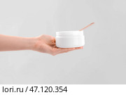 Рука с пастой для шугаринга на светлом фоне. Стоковое фото, фотограф Pixel_shot / Фотобанк Лори