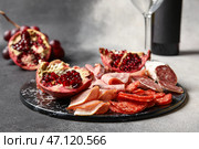 Шиферная тарелка с ассортиментом вкусных деликатесов на фоне гранж. Стоковое фото, фотограф Pixel_shot / Фотобанк Лори