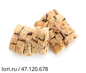 Вкусное печенье бискотти, перевязанное ниткой на белом фоне. Стоковое фото, фотограф Pixel_shot / Фотобанк Лори