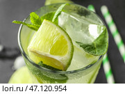 Стакан вкусного мохито на столе, крупным планом. Стоковое фото, фотограф Pixel_shot / Фотобанк Лори