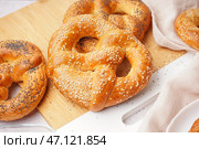 Доска с вкусными кренделями, крупным планом. Стоковое фото, фотограф Pixel_shot / Фотобанк Лори
