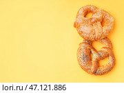 Вкусные крендельки на желтом фоне. Стоковое фото, фотограф Pixel_shot / Фотобанк Лори