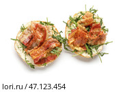 Вкусные брускетты с беконом и рукколой на белом фоне. Стоковое фото, фотограф Pixel_shot / Фотобанк Лори