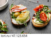 Грифельная доска с вкусными бутербродами и соусом, крупным планом. Стоковое фото, фотограф Pixel_shot / Фотобанк Лори
