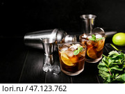 Стаканы холодного коктейля Cuba Libre на темном фоне. Стоковое фото, фотограф Pixel_shot / Фотобанк Лори