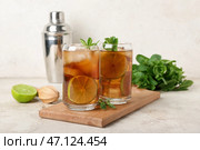 Бокалы вкусного коктейля Cuba Libre на светлом фоне. Стоковое фото, фотограф Pixel_shot / Фотобанк Лори