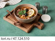 Миска вкусного супа Ходжподж на гранжевом фоне. Стоковое фото, фотограф Pixel_shot / Фотобанк Лори