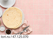Тарелка с свежим лавашем на розовом фоне из плитки. Стоковое фото, фотограф Pixel_shot / Фотобанк Лори