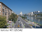 Вид на Космодамианскую набережную с Большого Краснохолмского моста. Москва, Россия (2024 год). Редакционное фото, фотограф Елена Коромыслова / Фотобанк Лори