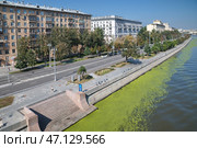 Вид на Космодамианскую набережную с Большого Краснохолмского моста. Москва, Россия (2024 год). Редакционное фото, фотограф Елена Коромыслова / Фотобанк Лори