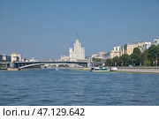 Большой Краснохолмский мост и высотное здание на Котельнической набережной в Москве летним солнечным днем, Россия (2024 год). Стоковое фото, фотограф Елена Коромыслова / Фотобанк Лори