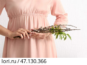 Женщина с ивовыми ветвями на белом фоне, крупный план. Стоковое фото, фотограф Pixel_shot / Фотобанк Лори