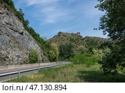 Средневековая крепость Маглик на горной скале, Сербия (2018 год). Стоковое фото, фотограф Дымов Игорь / Фотобанк Лори