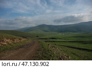Весенний пейзаж на закате с облаками, холмами и лугом. Горный массив Златибор, Сербия. (2018 год). Стоковое фото, фотограф Дымов Игорь / Фотобанк Лори