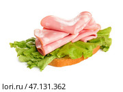 Бутерброд с ломтями вкусной вареной колбасы и листьями салата на белом фоне. Стоковое фото, фотограф Pixel_shot / Фотобанк Лори
