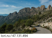 Дорога через горный хребет Кастеллетс близ Пуч Кампана (Puig Campana), недалеко от Альтеа / Бенидорма, Испания (2017 год). Стоковое фото, фотограф Дымов Игорь / Фотобанк Лори