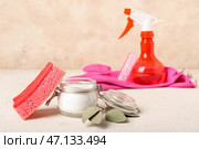 Банка соды для выпечки, очистительная губка, ветвь эвкалипта и распылитель на световом столе. Стоковое фото, фотограф Pixel_shot / Фотобанк Лори