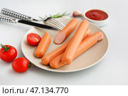 Тарелка вкусных колбасок с помидорами и кетчупом на сером фоне. Стоковое фото, фотограф Pixel_shot / Фотобанк Лори