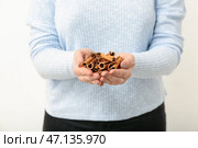 Женщина с ароматическими палочками корицы на белом фоне, крупный план. Стоковое фото, фотограф Pixel_shot / Фотобанк Лори