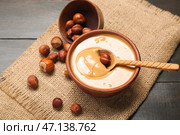 Чаши с вкусным маслом из фундука и орехами на темном деревянном фоне. Стоковое фото, фотограф Pixel_shot / Фотобанк Лори