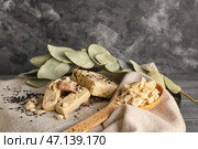 Салфетка с вкусной кунжутной халвой на столе. Стоковое фото, фотограф Pixel_shot / Фотобанк Лори