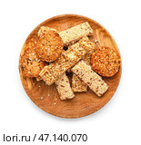 Тарелка с вкусными кунжутными козинаками на белом фоне. Стоковое фото, фотограф Pixel_shot / Фотобанк Лори
