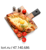 Деревянная доска с вкусными хачапури по-аджарски на белом фоне. Стоковое фото, фотограф Pixel_shot / Фотобанк Лори