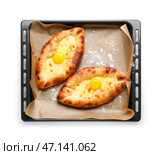 Противень с вкусными хачапури по-аджарски на белом фоне. Стоковое фото, фотограф Pixel_shot / Фотобанк Лори