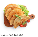Доска с вкусными чебуреками и овощами на белом фоне. Стоковое фото, фотограф Pixel_shot / Фотобанк Лори