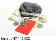 Банковская карта Альфа банка, деньги и кошелек на белом фоне. Редакционное фото, фотограф Яна Королёва / Фотобанк Лори