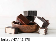 Чаша вкусных конфет из птичьего молока на столе на белом фоне. Стоковое фото, фотограф Pixel_shot / Фотобанк Лори