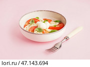 Чаша вкусного салата капрезе на розовом фоне. Стоковое фото, фотограф Pixel_shot / Фотобанк Лори