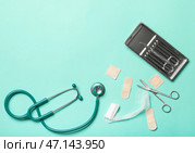 Стетоскоп, хирургические ножницы, медицинские пластыри и марлевый валик на цветном фоне. Стоковое фото, фотограф Pixel_shot / Фотобанк Лори