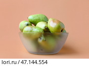 Стеклянная чаша вкусных спелых груш на цветном фоне. Стоковое фото, фотограф Pixel_shot / Фотобанк Лори