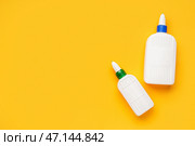 Бутылки клея на оранжевом фоне. Стоковое фото, фотограф Pixel_shot / Фотобанк Лори