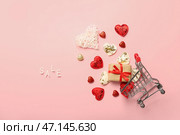 Промокшая тележка, подарочная коробка, сердечки и слово ПРОДАЖА на цветном фоне. Стоковое фото, фотограф Pixel_shot / Фотобанк Лори