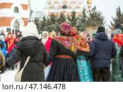 Женщины с повязанными Павловопосадскими яркими цветными платками на головах. Празднование Масленицы на территории Кафедрального собора в честь Преображения Господня. Бердск, Новосибирская область, Западная Сибирь, Россия. Стоковое фото, фотограф Евгений Мухортов / Фотобанк Лори